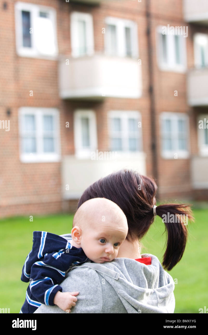 Madre soltera con un bebé Foto de stock