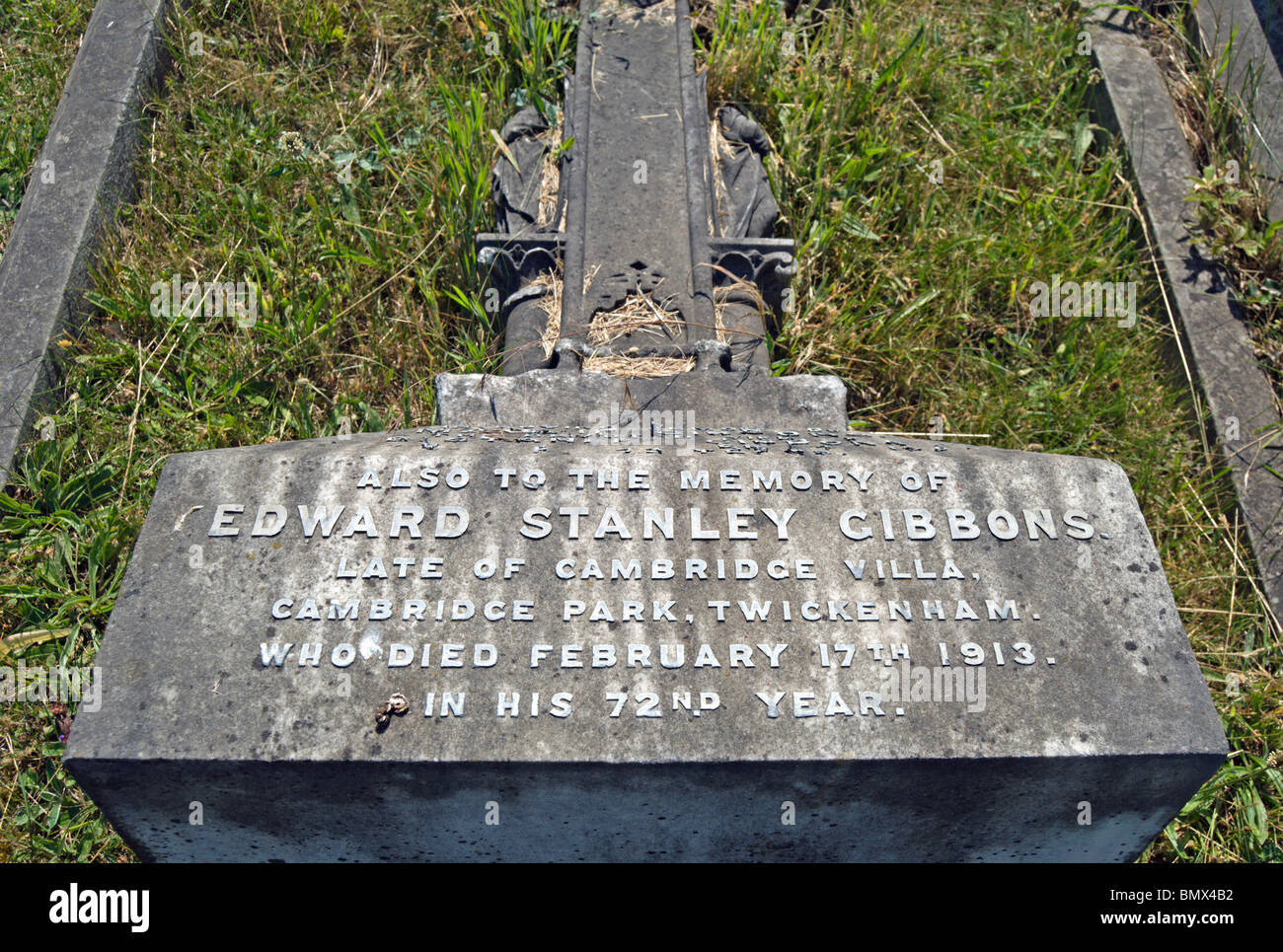 Dañado lápida de filatelista Edward Stanley Gibbons, en el cementerio de Twickenham, Middlesex, Inglaterra Foto de stock