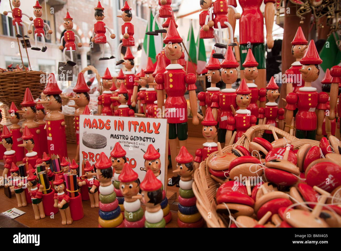 Visualización de Pinocho souvenirs en la Piazza delle Erbe en Verona, Italia Foto de stock