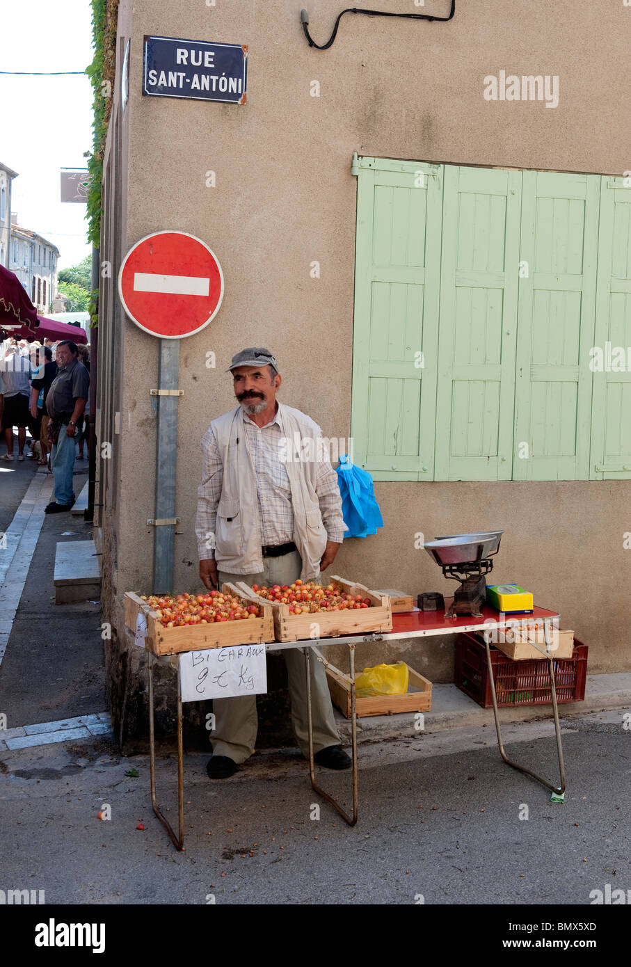 Operador de mercado vendiendo cerezas en Olonzac en la región de Aude, al sur de Francia Foto de stock