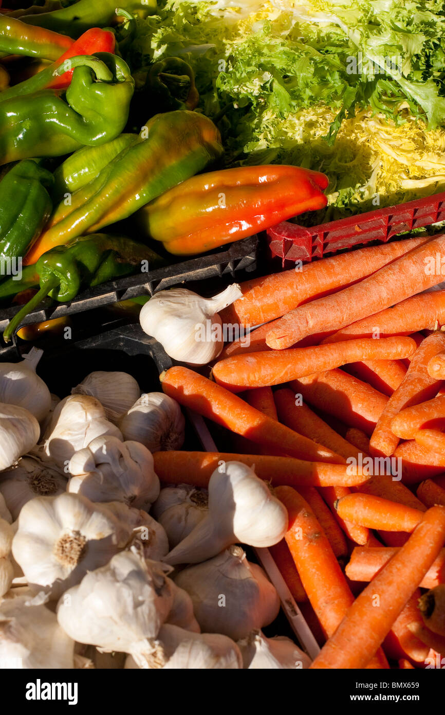 Mercado de frutas y verduras en la calle encomienda. Benavente, España. Foto de stock