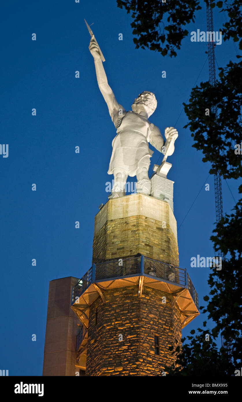 Vista nocturna de la estatua en Vulcan Vulcan Park & Museum, Birmingham