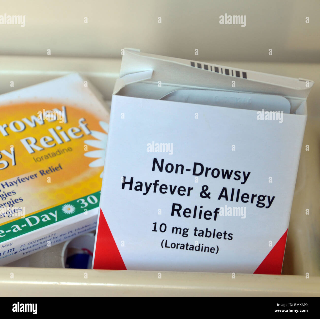 Cajas de alivio de las alergias y la fiebre del heno tabletas casas dentro de un kit de primeros auxilios. Foto de stock