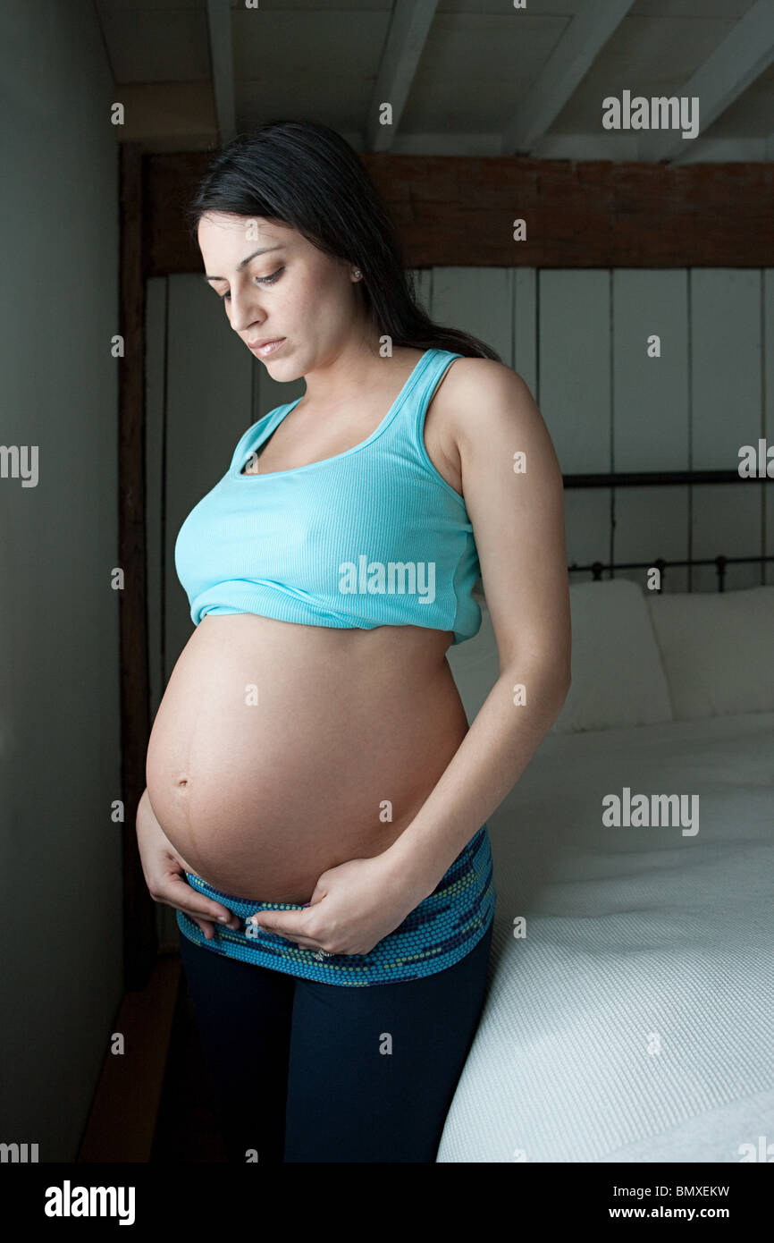 Mujer mostrando el embarazo bump Foto de stock