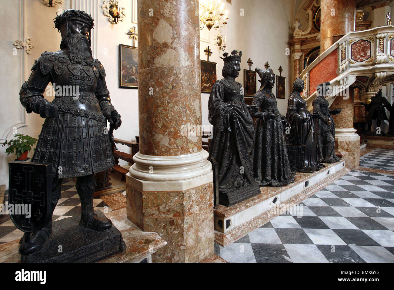 Renacimiento alemán estatuas de bronce (Gottfried von Bouillon izquierda), Hofkirche, Innsbruck, Tirol, Austria Foto de stock