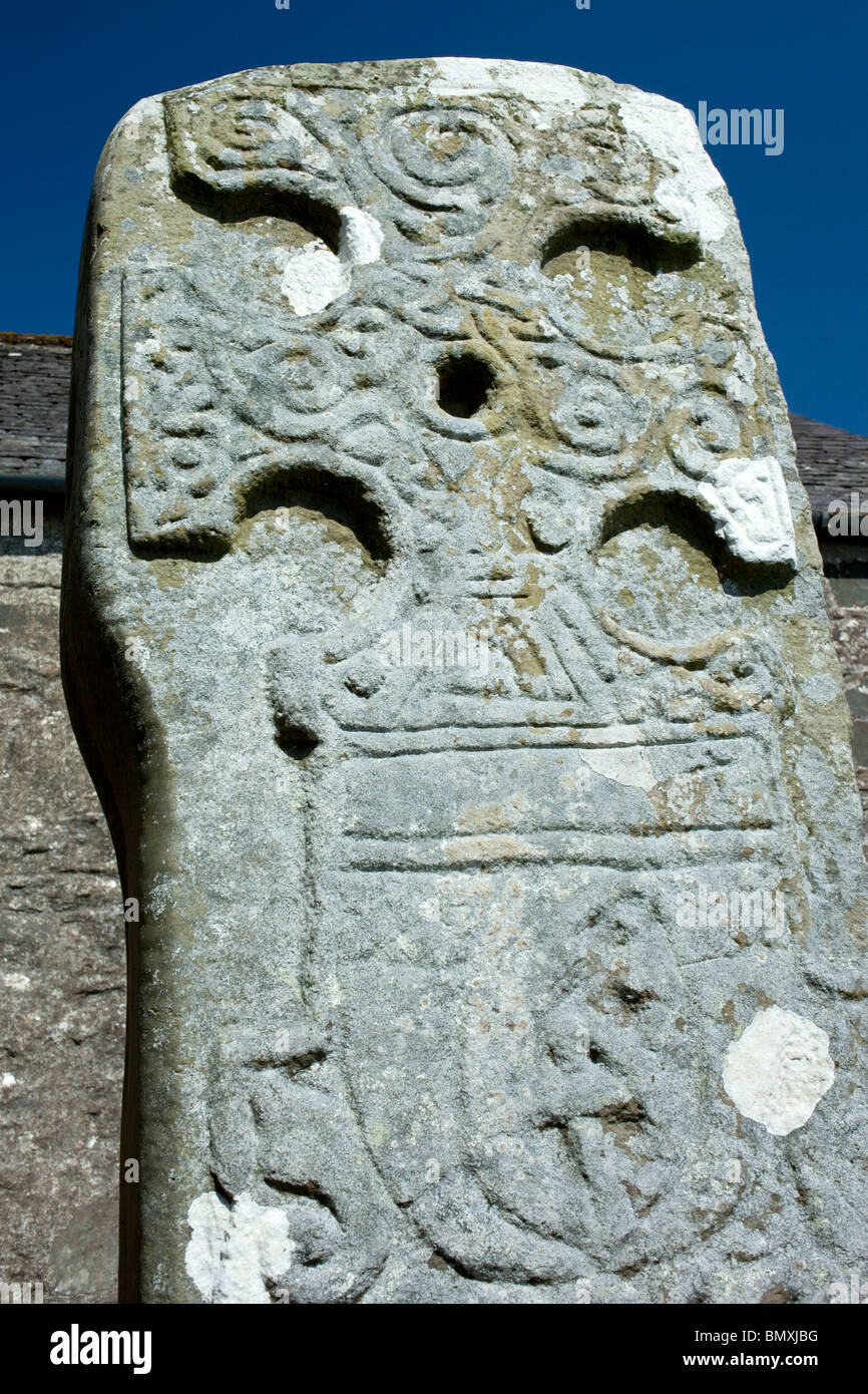 Cruz de piedra medieval Kilmorie 9ª o 10ª siglo Pictish piedra tallada cruz cristiana en la iglesia Kirkcolm Ervie yard UK Foto de stock