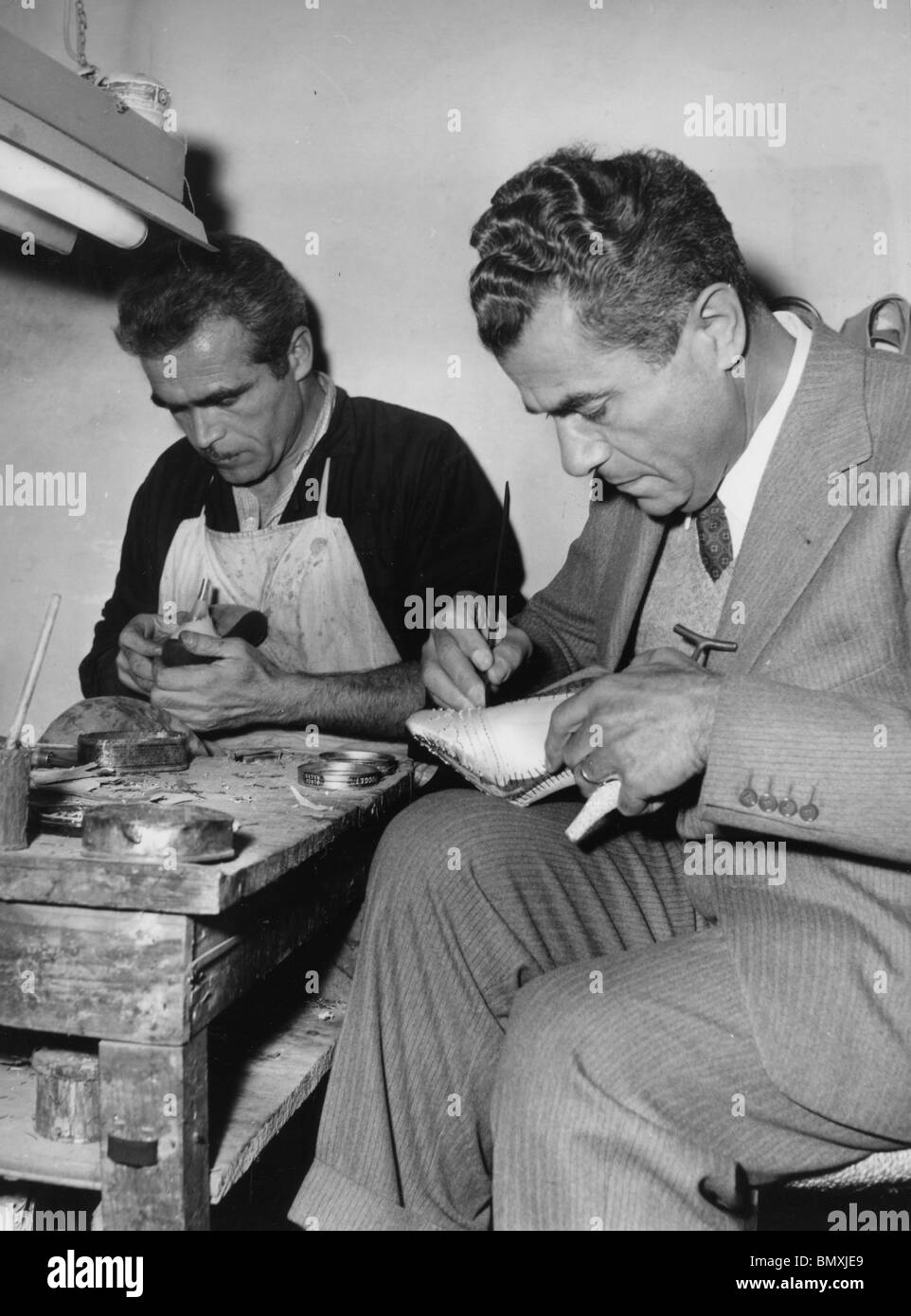 SALVATORE FERRAGAMO (1898-1960) en su diseñador italiano de zapatos a  través de Manelli taller en Florencia alrededor de 1955 Fotografía de stock  - Alamy