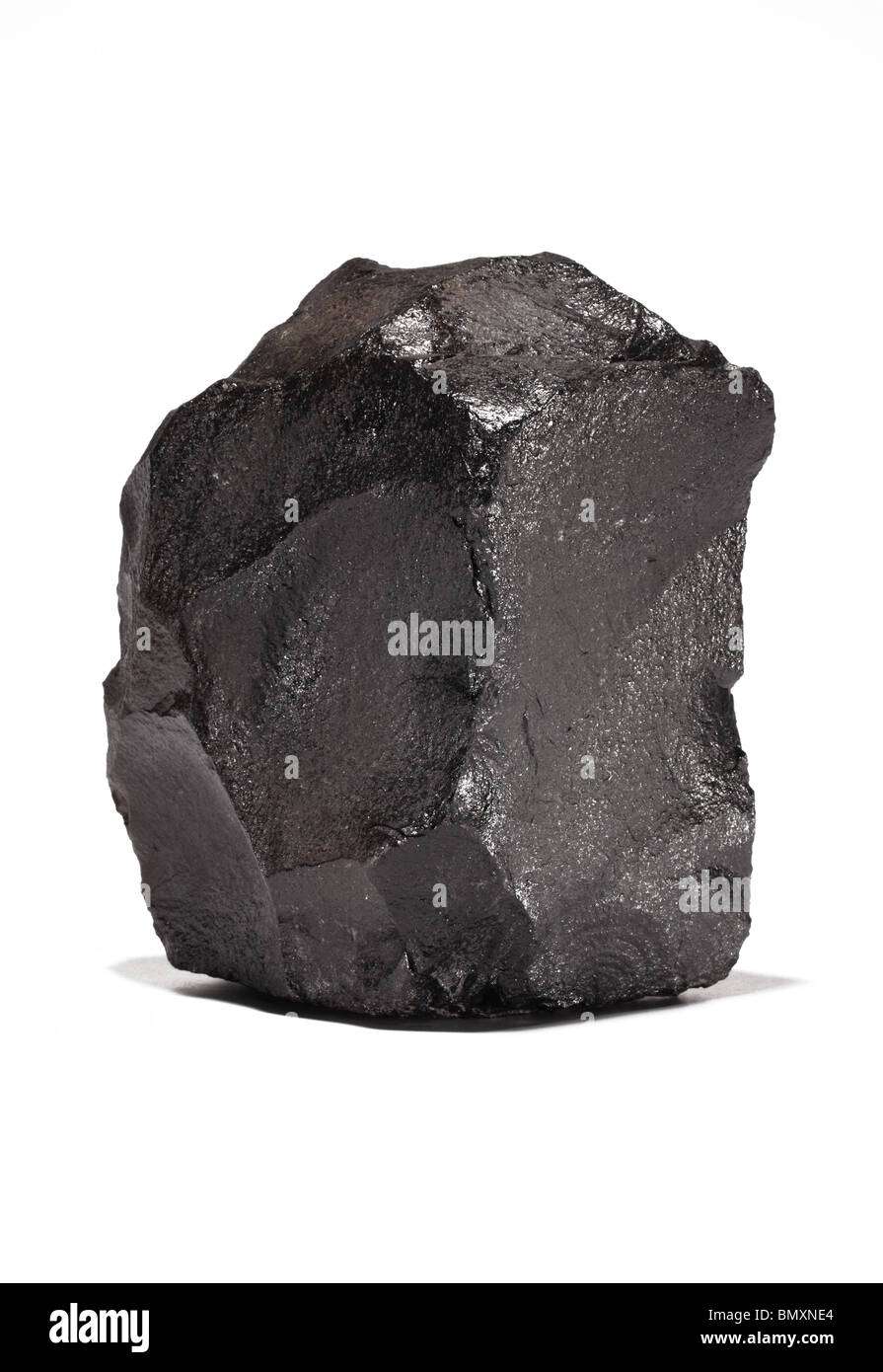 Un gran trozo de carbón bituminoso negro sobre un fondo blanco. Foto de stock