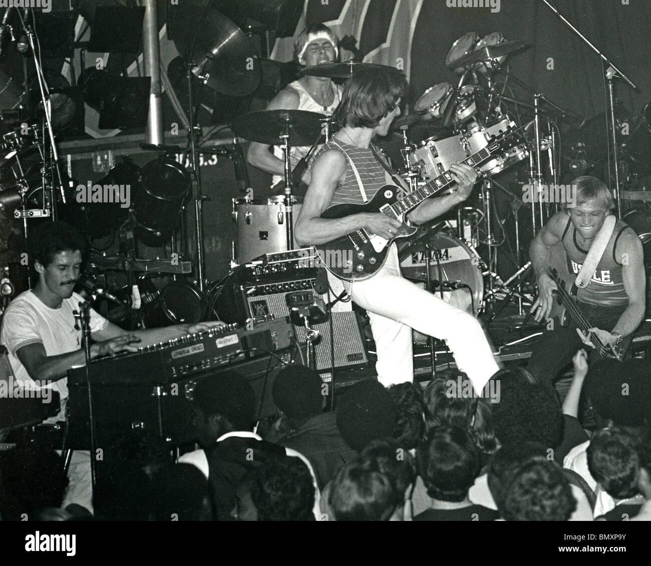 Nivel 42 grupo británico de Rock City, Nottingham, Agosto 1982 con Mark King a la derecha. Foto Robin Ridley Foto de stock