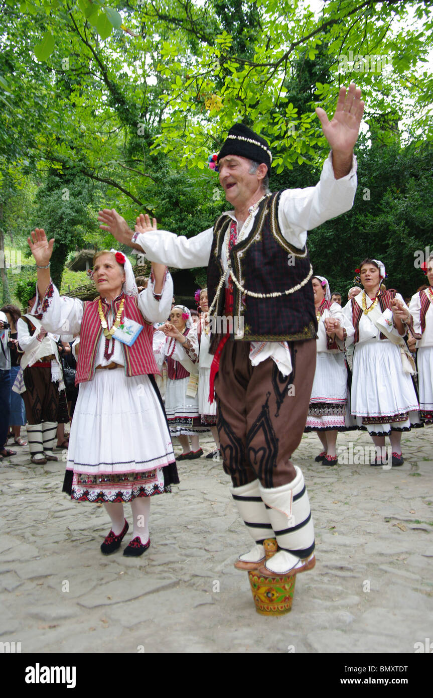 Boda de baile kopanari etnicidad desde Bulgaria. Foto de stock