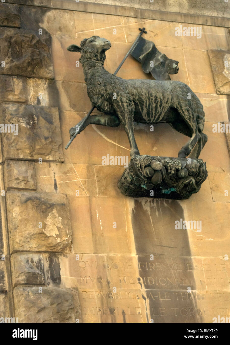Agnus Dei (Cordero de Dios) estatua en la pared de la iglesia de Orsanmichele (Florencia, Italia) Foto de stock