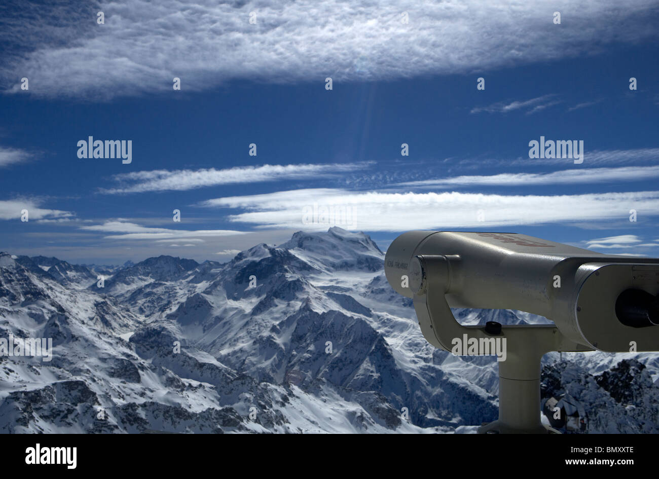 Telescopio mirando paisaje montañoso situado en Mont Fort pico, Verbier, Suiza Foto de stock