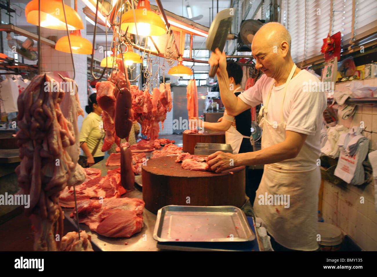 Un carnicero del stand en un mercado, Hong Kong, China Foto de stock