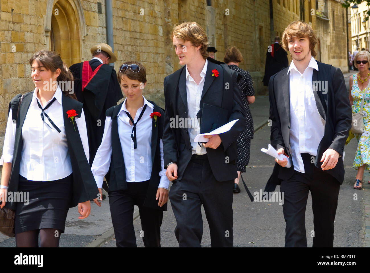 Estudiantes de la Universidad de Oxford vestida con su atuendo formal fusc  sub Fotografía de stock - Alamy