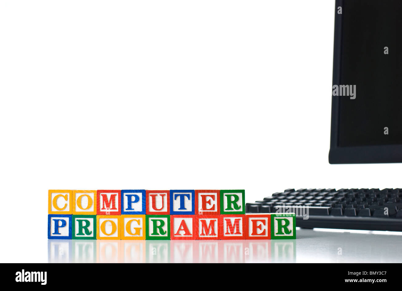 Coloridos bloques infantiles ortografía programador informático con el teclado y el monitor Foto de stock