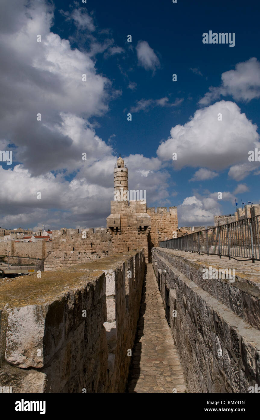 Vista a través de la ruta del centinela superior paredes otomano hacia la Torre de David o Ciudadela de Jerusalén en el borde occidental de la ciudad vieja de Jerusalén, Israel Foto de stock