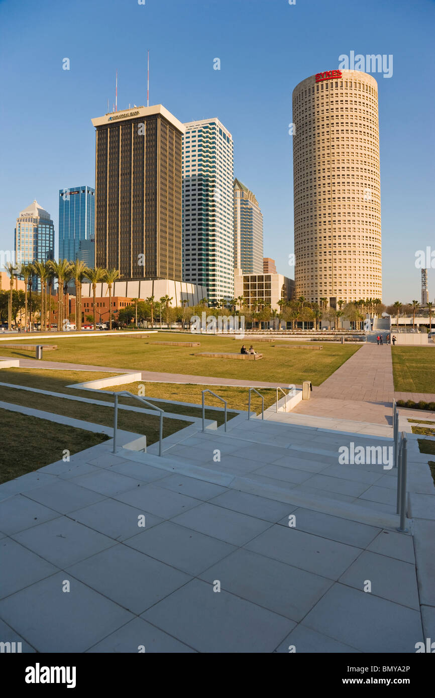 Rascacielos en el centro de Tampa visto desde Curtis Hixon Waterfront Park Foto de stock