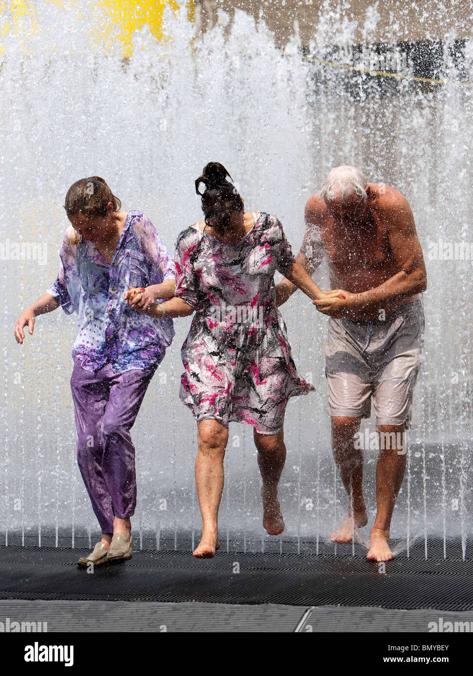 La gente refrescarse en una fuente fuera del Royal Festival Hall de Londres durante el clima caluroso Foto de stock