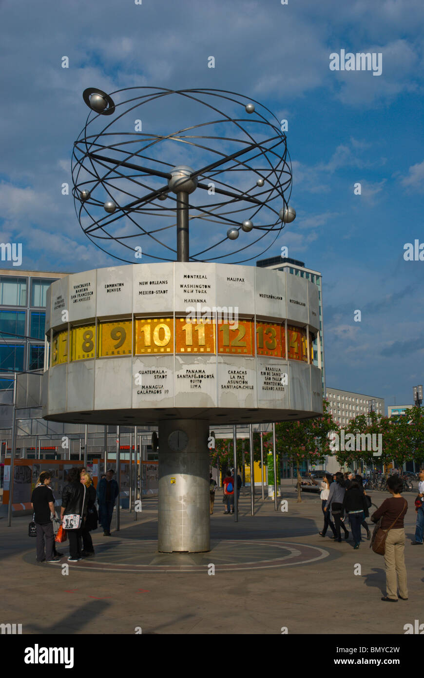 El punto de encuentro con el reloj con horario mundial Alexanderplatz  Mitte, Berlin Alemania Europa central Fotografía de stock - Alamy