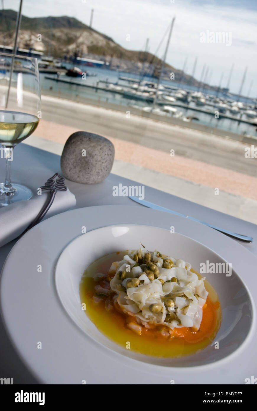 Calamares fideos. Arqua Restaurante Ciudad Cartagena Murcia España Tallarines de calamar con habitas, ajos tiernos y crema de tomate Foto de stock