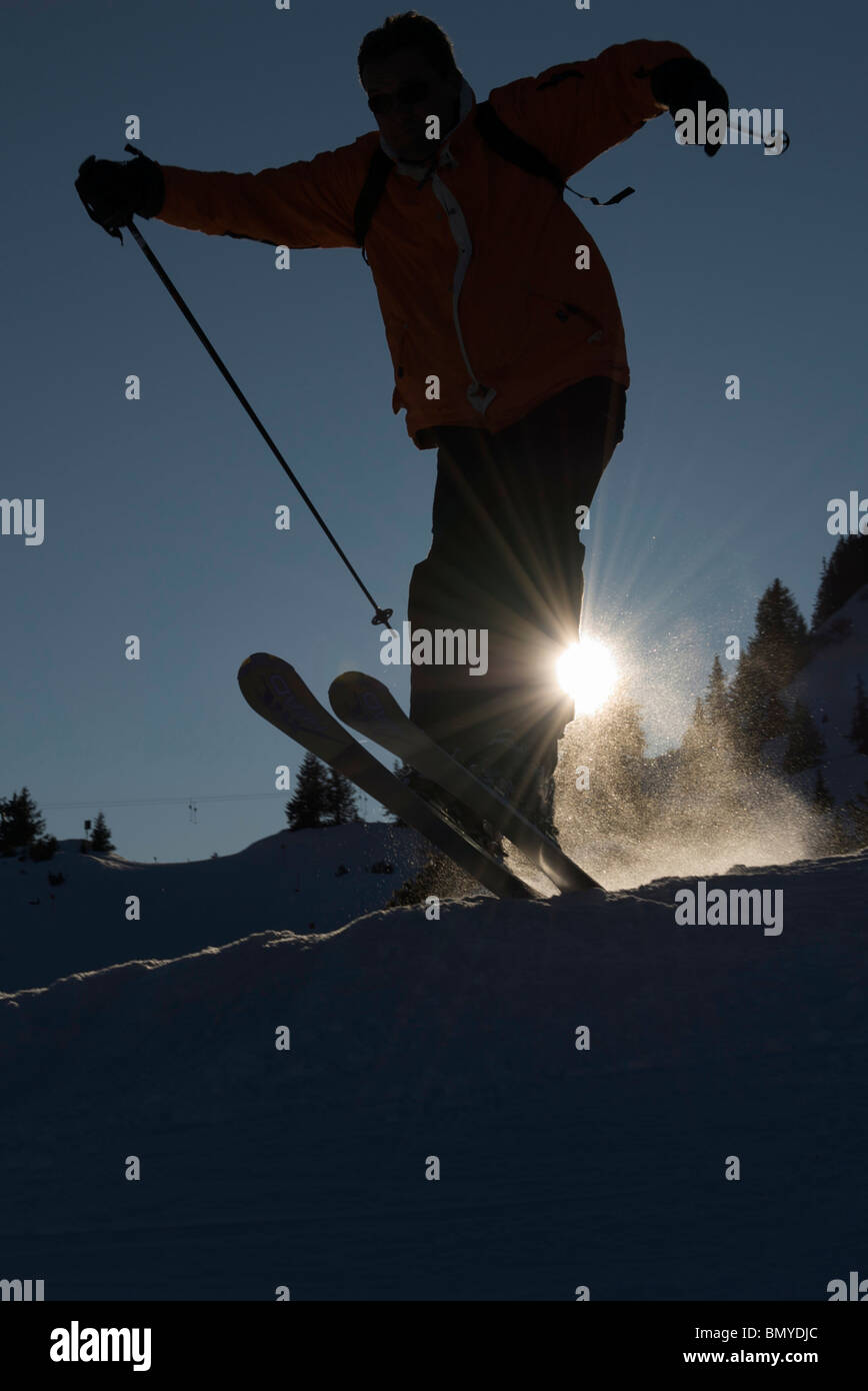 Zillertal, esquiador saltando Foto de stock