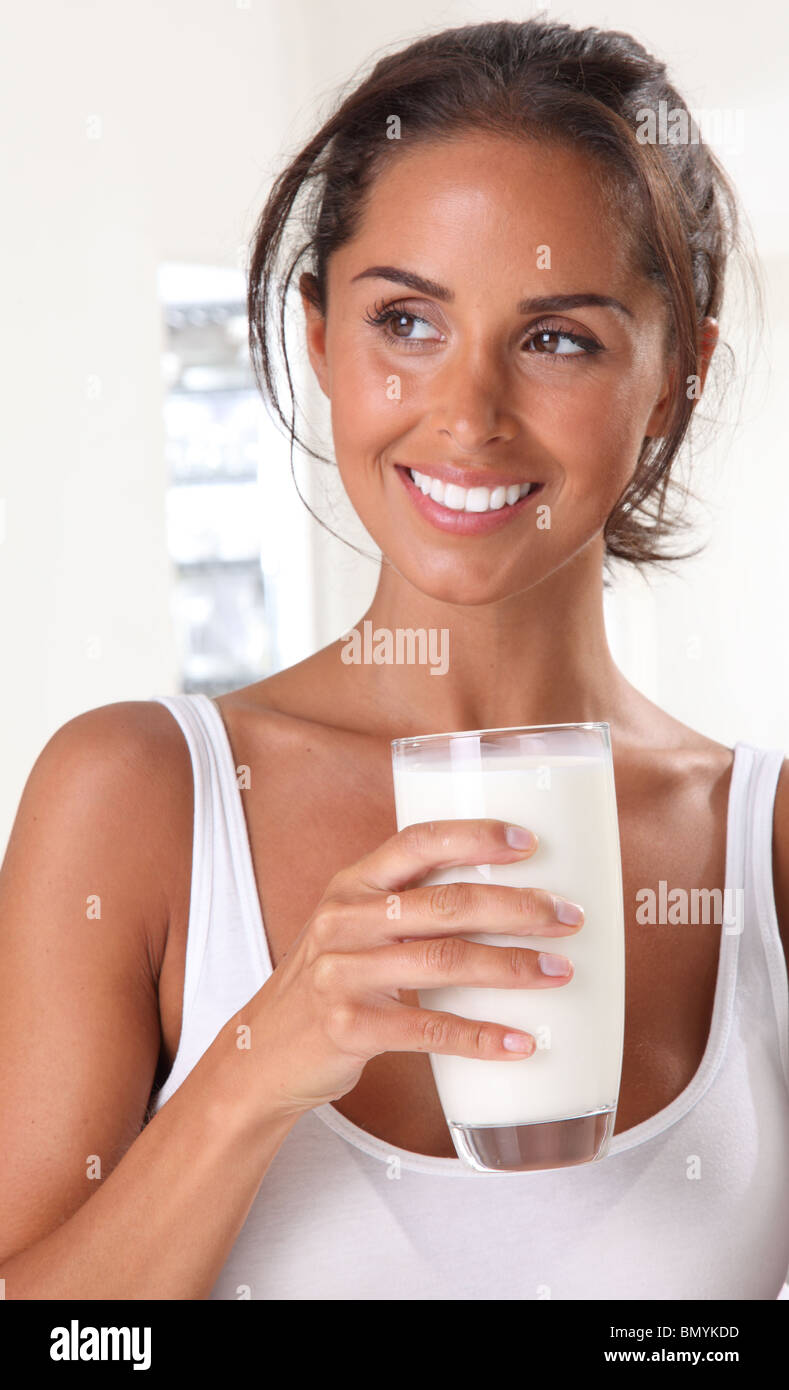 Mujer beber un vaso de leche Foto de stock