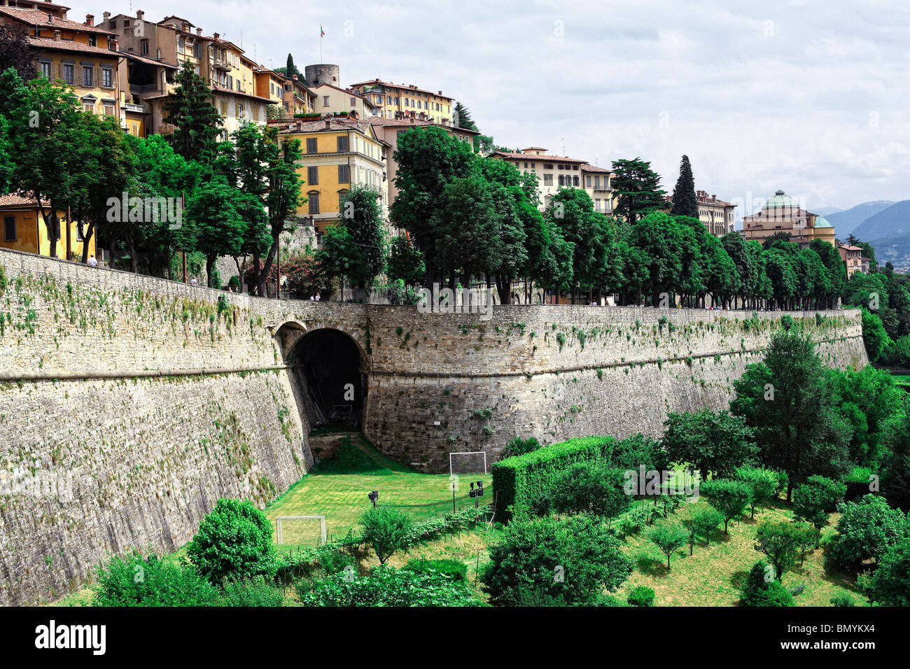 Vista de la ciudad italiana de Bergamo alta Foto de stock