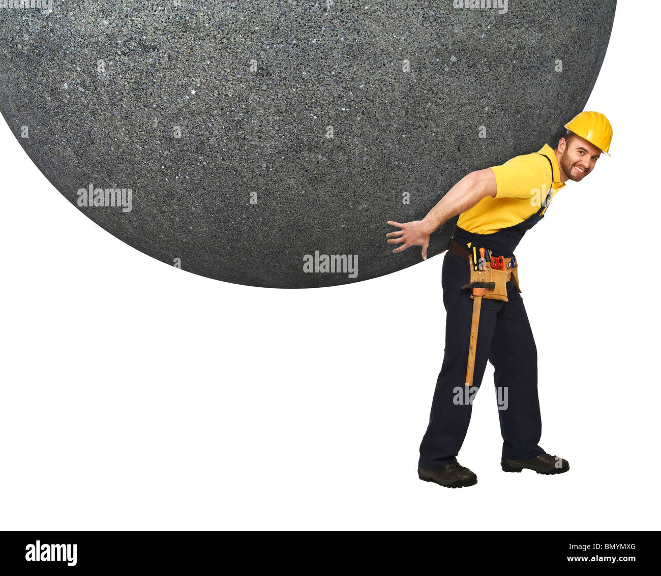 Retrato de sonriente joven trabajador manual con una enorme piedra sobre su espalda Foto de stock