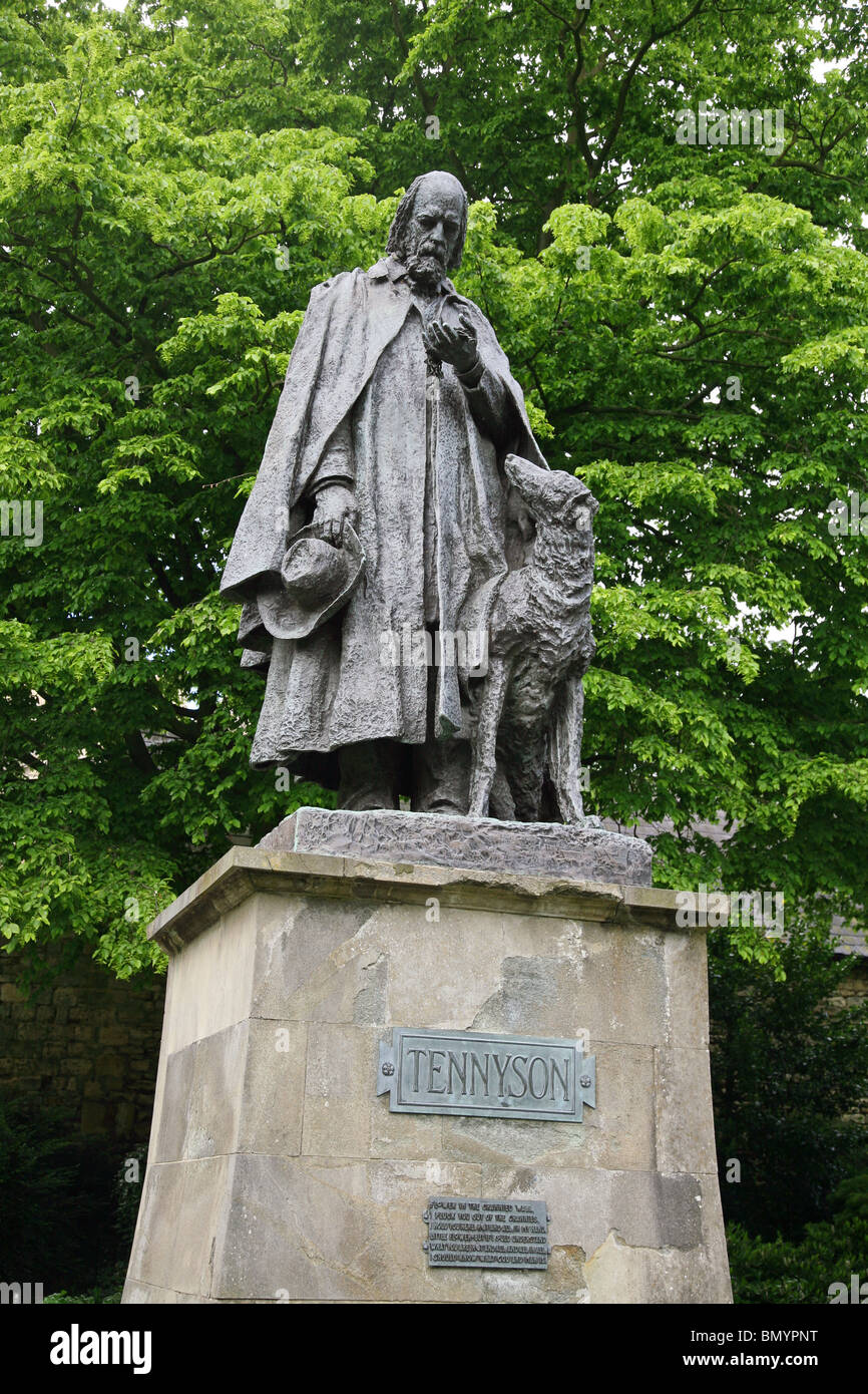 Estatua de Alfred Lord Tennyson, el poeta en los terrenos de la Catedral de Lincoln, (La Iglesia Catedral de la Santísima Virgen Ma Foto de stock