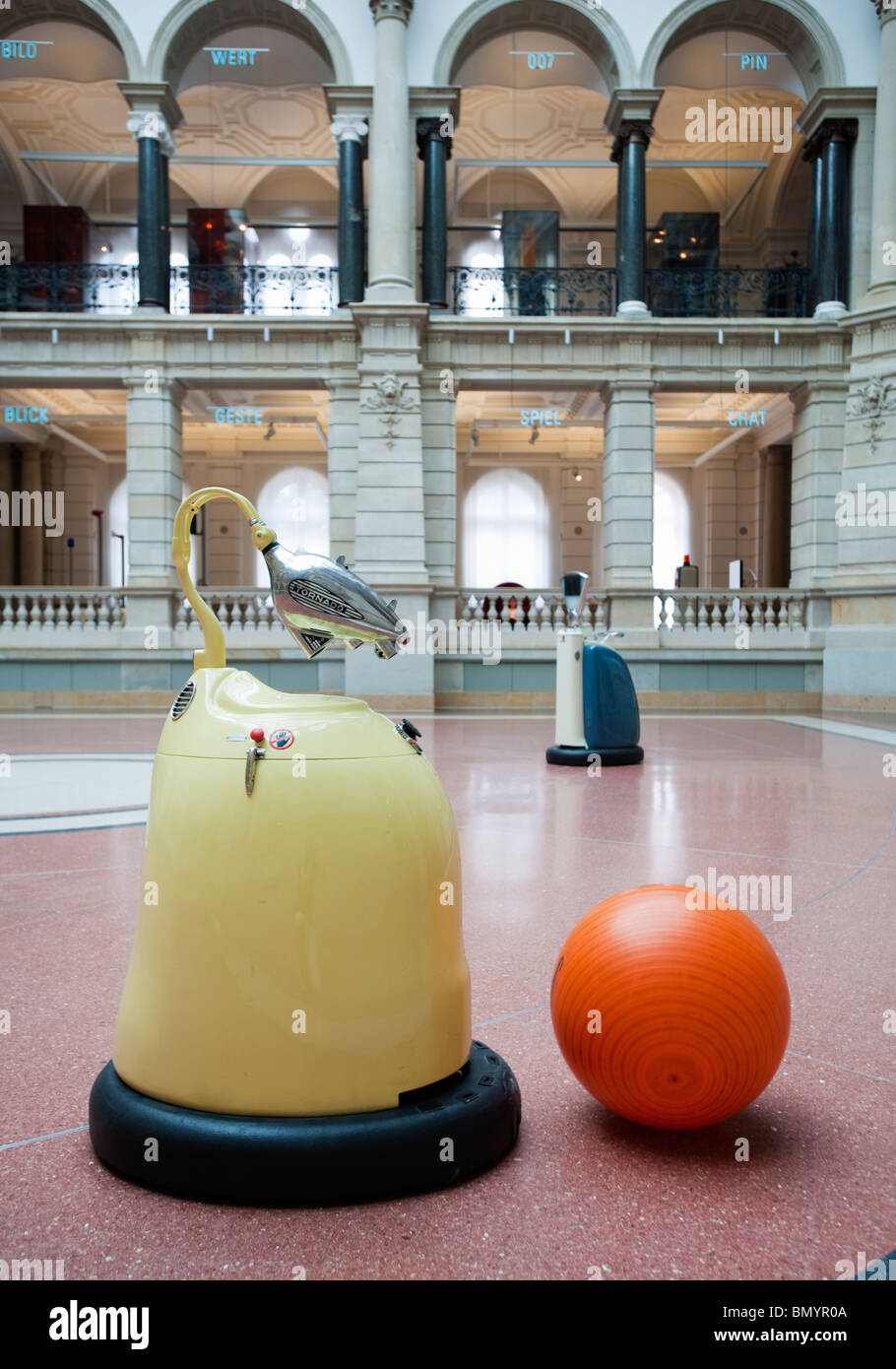 Jugar al fútbol de robots en el Museo de comunicación de Berlín Mitte Alemania Foto de stock