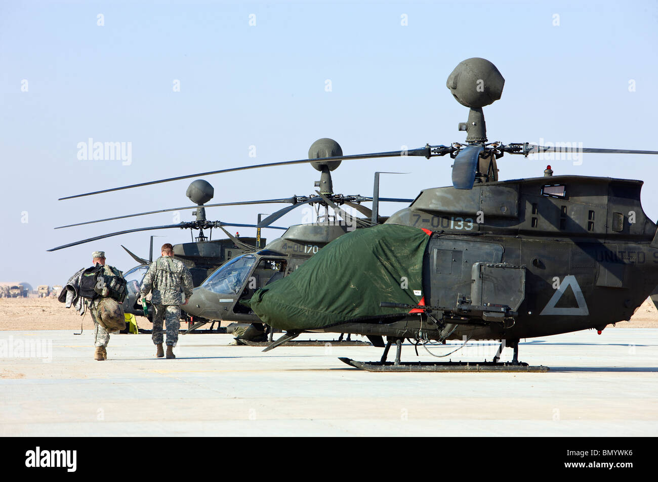 OH-58D Kiowa Warrior helicópteros estacionados en Camp Speicher, Iraq. Foto de stock