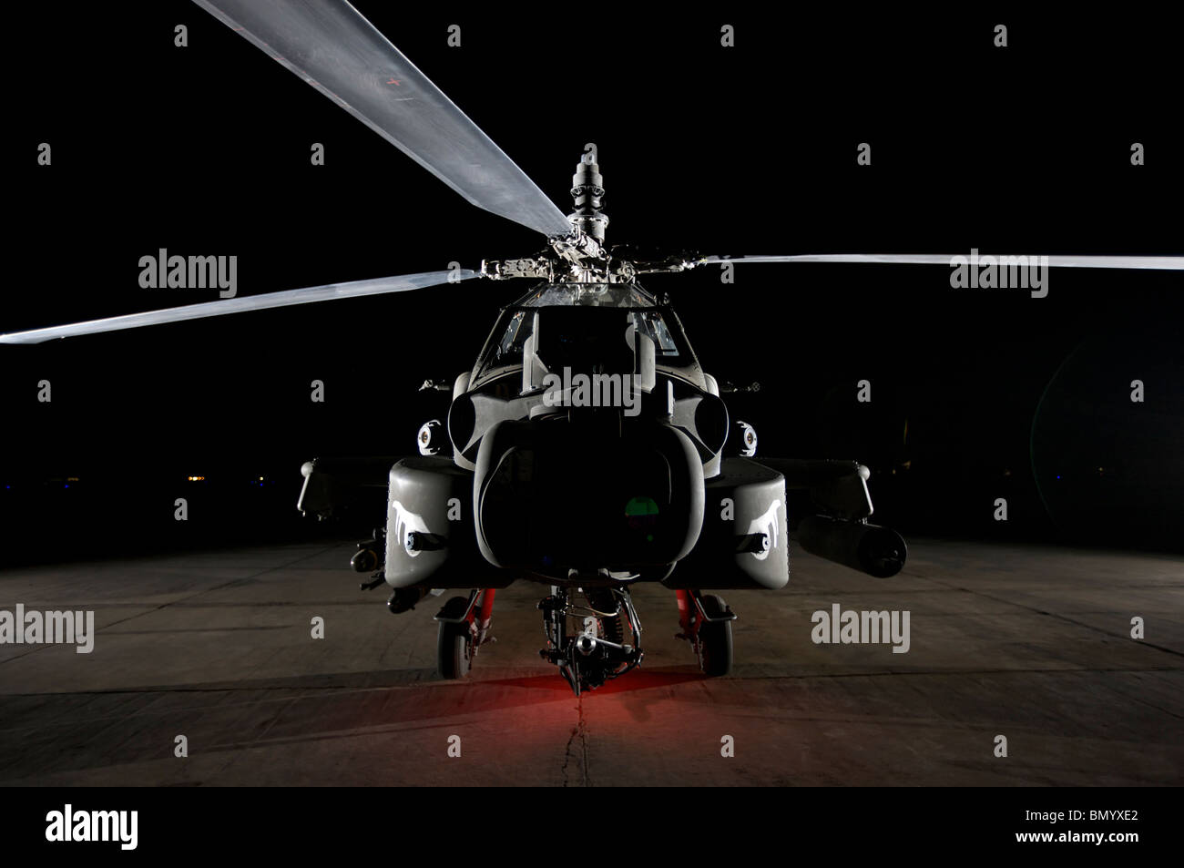 Un AH-64D Apache el arco en una base de operaciones de EE.UU. cerca de Tikrit, Iraq. Foto de stock