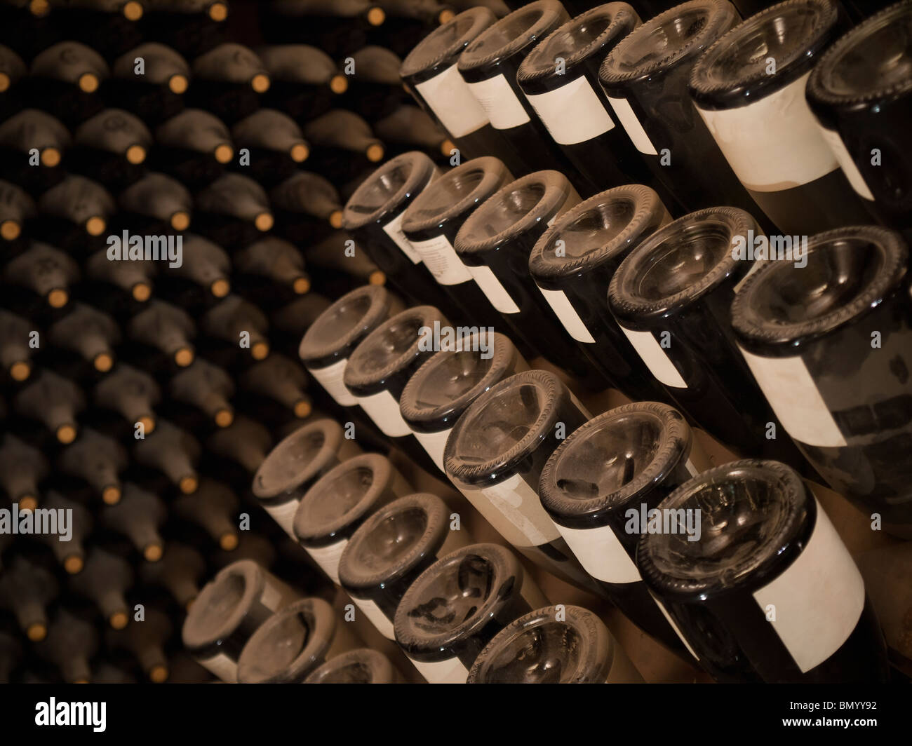 Al revés de las botellas de vino en un rack. Más botellas en el fondo  Fotografía de stock - Alamy