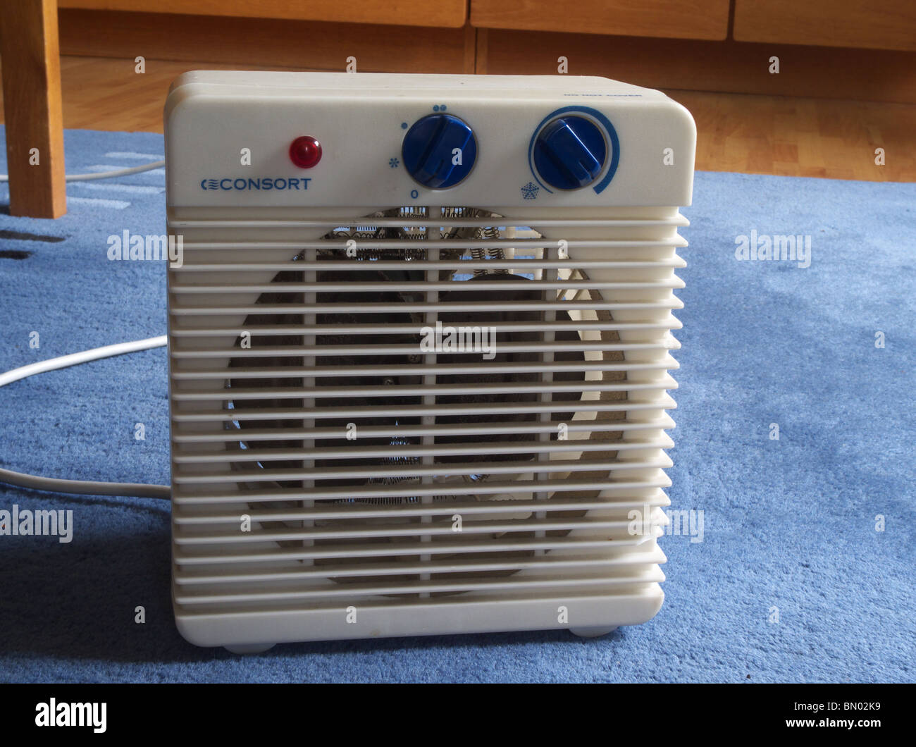 Electrodomésticos calentador de ventilador en una alfombra en un entorno  doméstico Fotografía de stock - Alamy