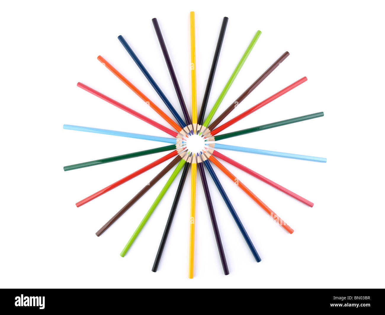 Un círculo formado por varios lápices de colores. Aislado en blanco. Foto de stock