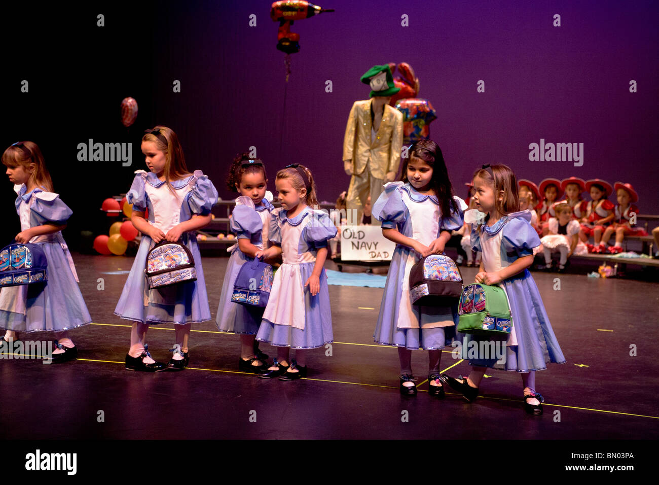 Una compañía de teatro infantil ocupa un homenaje para el Día del Padre el  rendimiento en Laguna Beach, California, utilizando un maniquí vestido cojo  el oro Fotografía de stock - Alamy