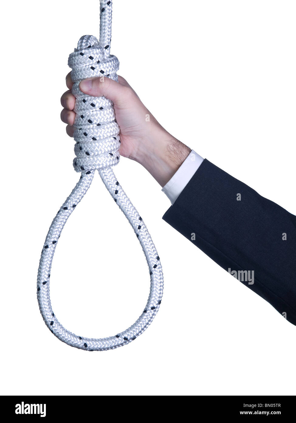 Un hombre en un traje posee un hangman's noose aislado sobre un fondo blanco. Foto de stock