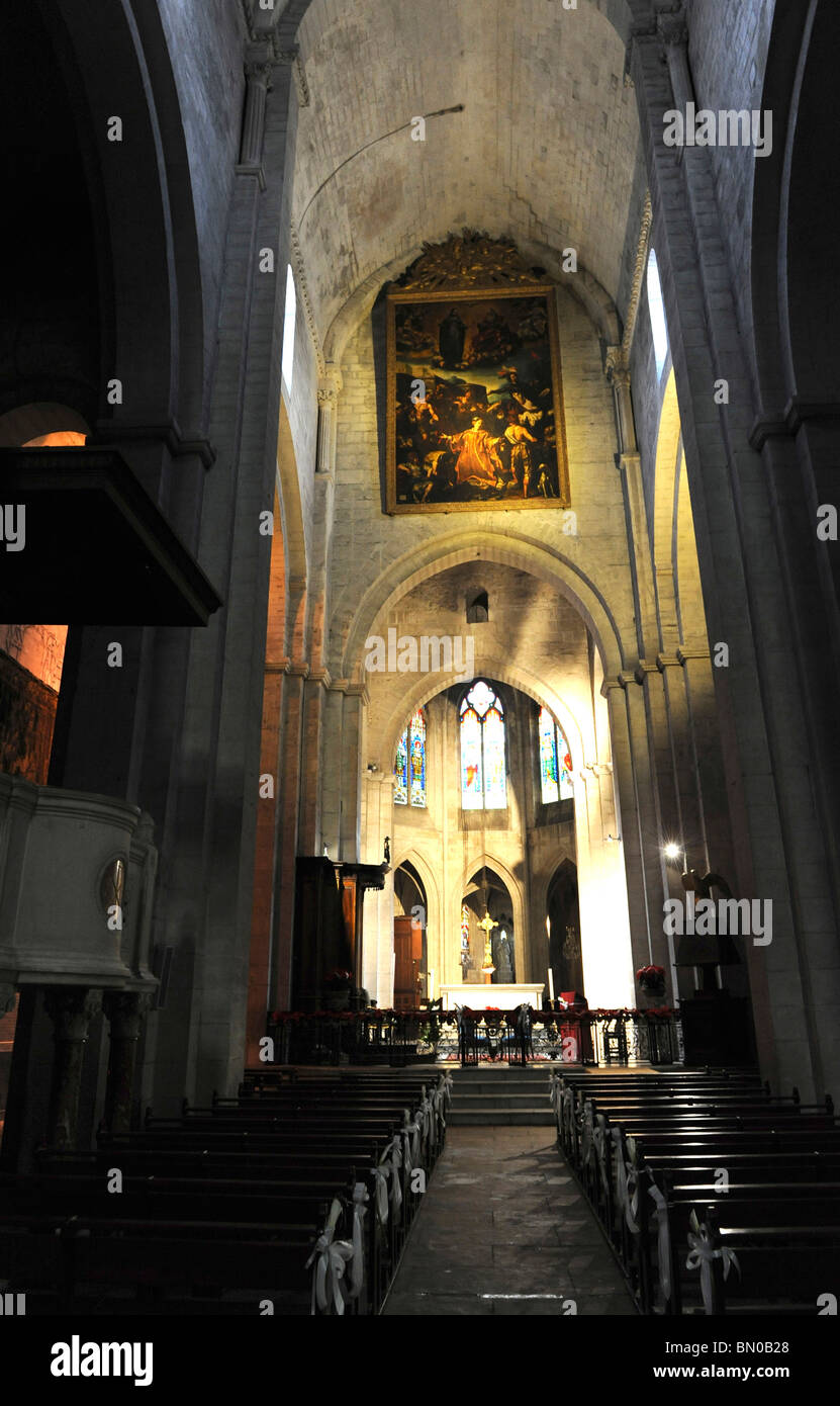 Francia, Provence, Arles, San Trophine iglesia en la Place de la Republique, dentro Foto de stock