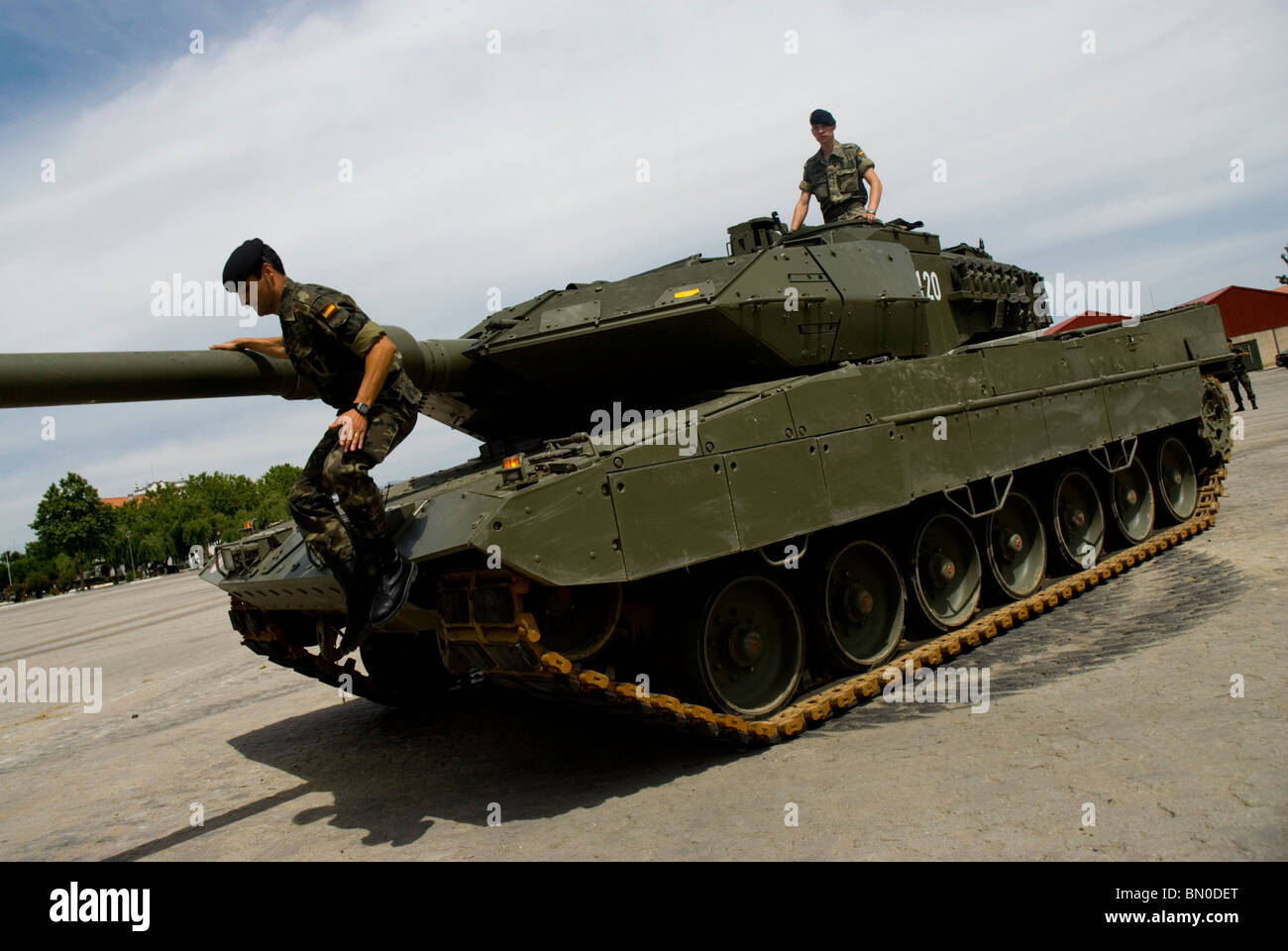 Leopard 2 E tanque de batalla. El Goloso, Base Militar en Madrid. España.  arma la fuerza armada armadura tanque tanques tanques Fotografía de stock -  Alamy