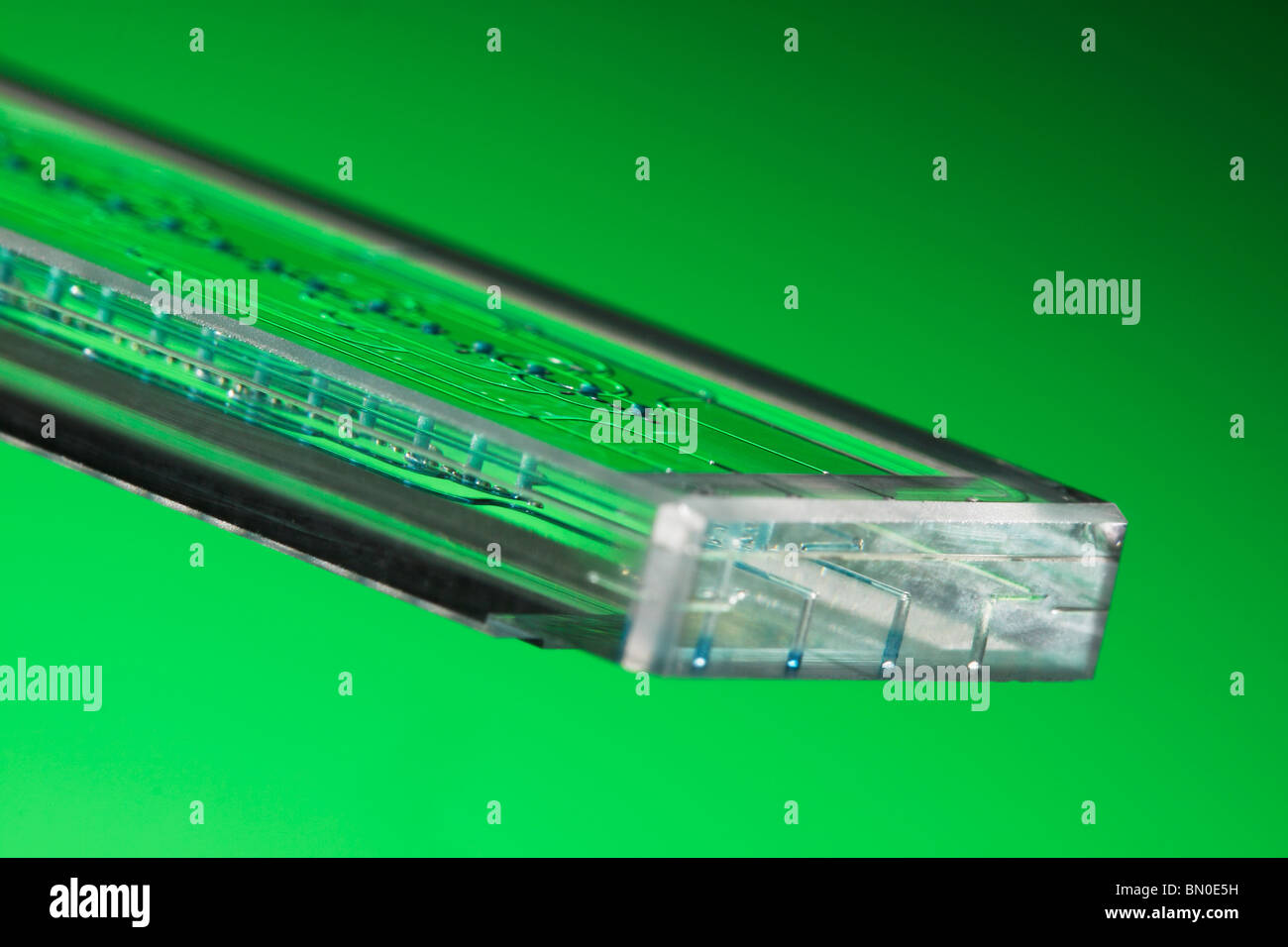 Vidrio grabado Microfluidic chips microreactor mezclar varias corrientes de fluidos líquidos en micro y nano tecnología aplicaciones Foto de stock