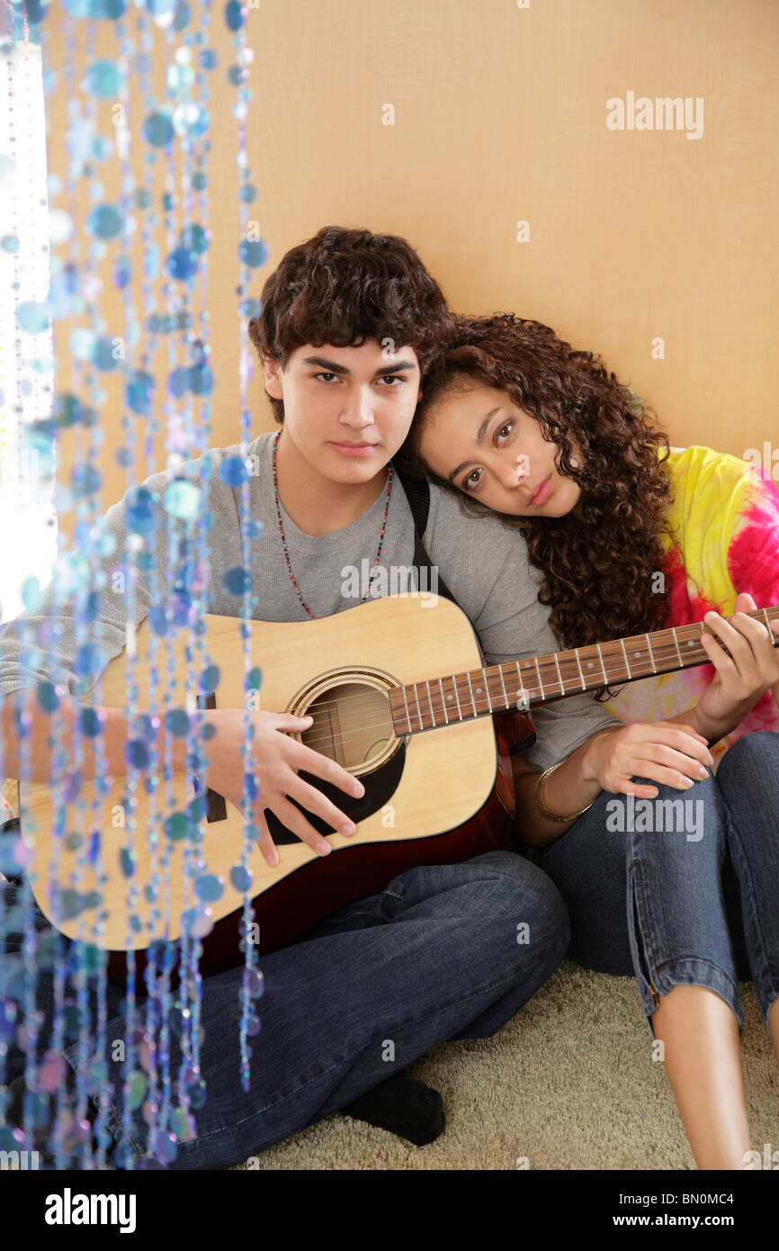 Novio tocando la guitarra para novia Foto de stock