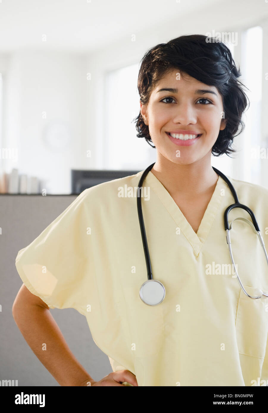 Enfermera hispana en matorrales con estetoscopio Foto de stock