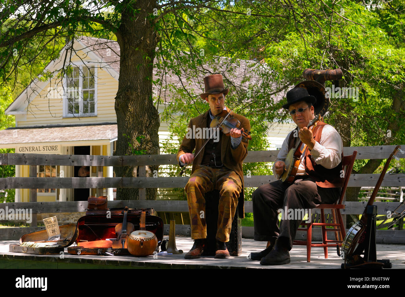 Los jugadores de banjo y violín viejo tiempo realizando la música country en lang Pioneer Village keene Ontario Foto de stock