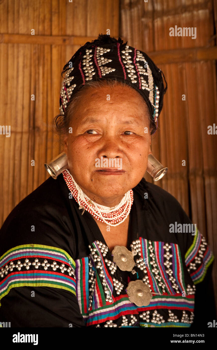 Mujer en traje tradicional en Baan Tong Luang pueblo Hmong de habitantes rurales en Chiang Mai, Tailandia. Foto de stock