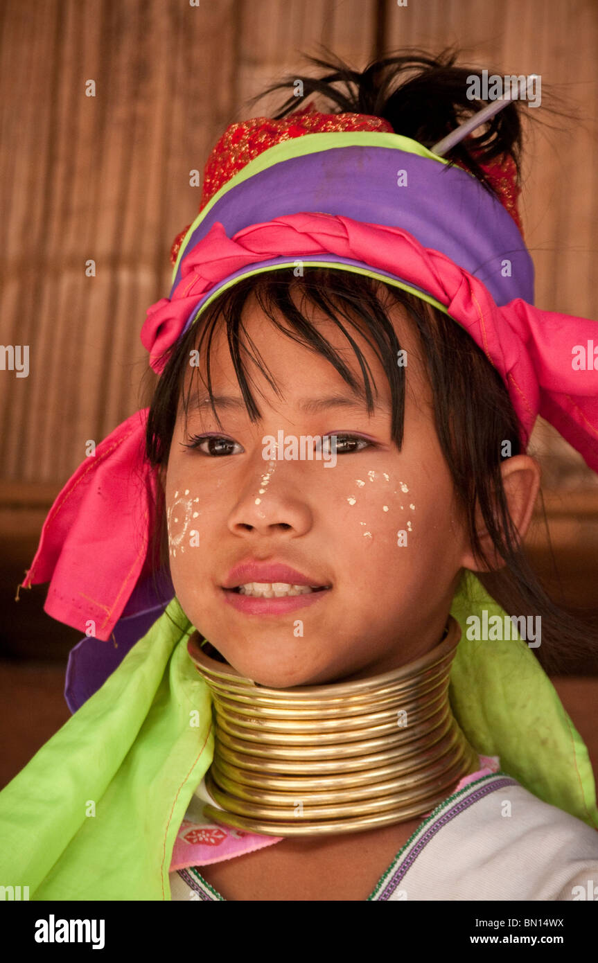 La tribu Karen vestida de bobina para cuello tradicional en Baan Tong Luang aldea del pueblo Hmong en la provincia de Chiang Mai en Tailandia Foto de stock