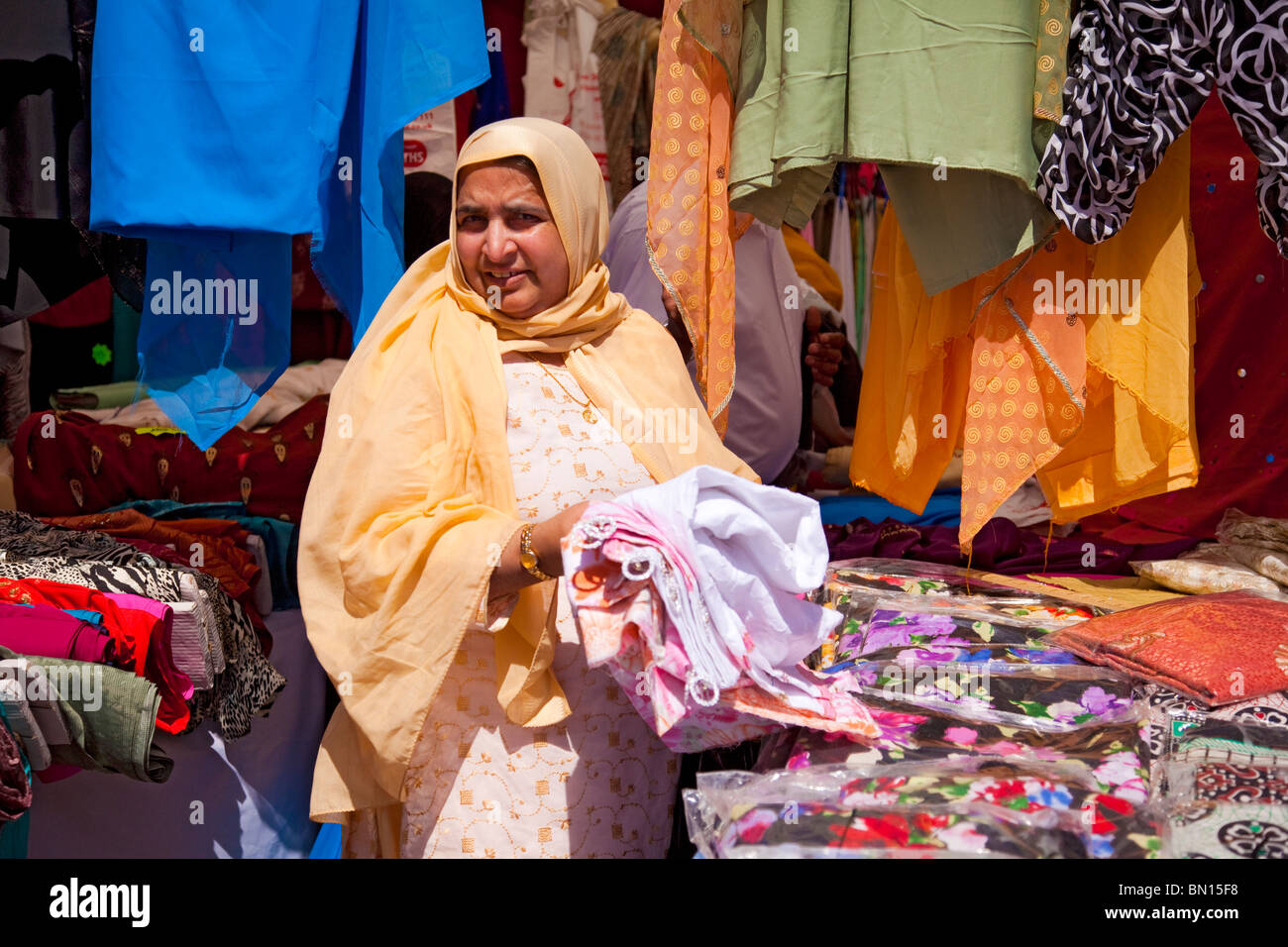 Mujer de mediana edad etnia asiática para compras de ropa en un establo en Glasgow Mela 2010 Foto de stock