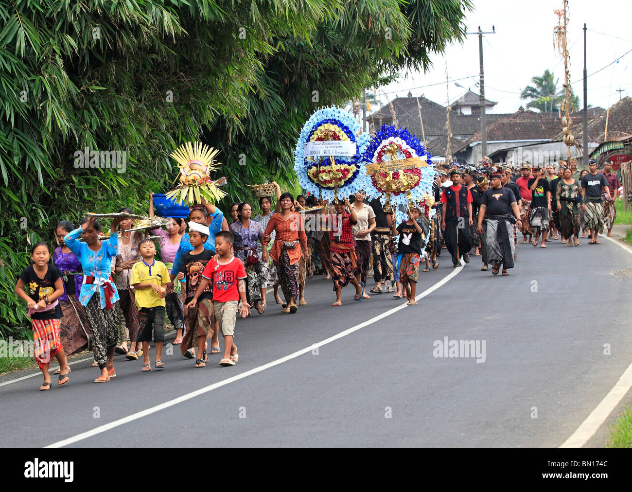 Procesión fúnebre celebrada en una pequeña aldea, cerca de Ubud, Bali. Foto de stock