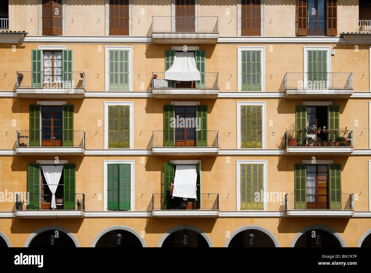 Un hermoso edificio de fachada, la Plaza Mayor, el Casco Antiguo de Palma, Mallorca Foto de stock