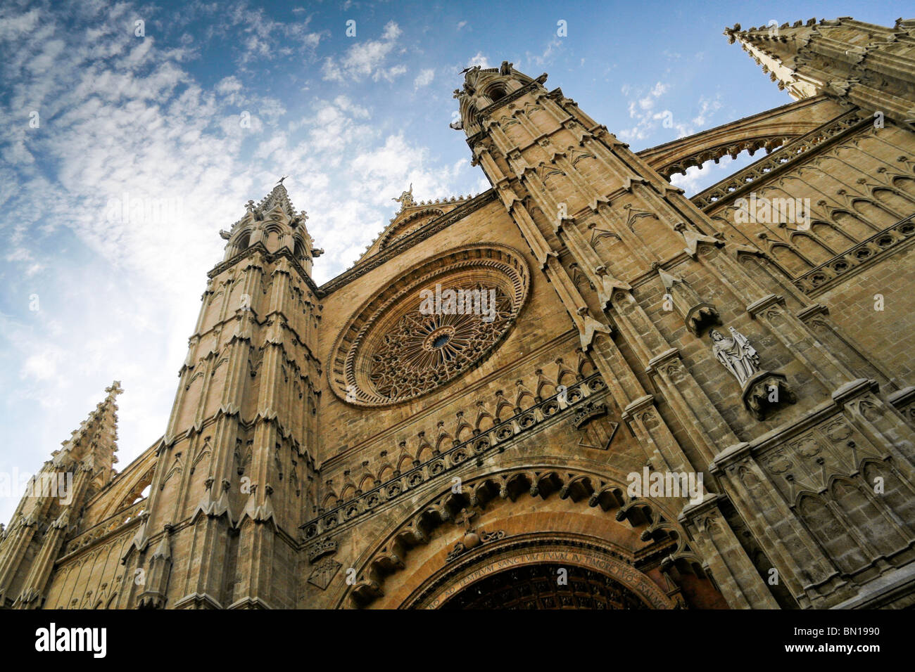 Mirando hacia la parte delantera de la Catedral de Palma, Mallorca Foto de stock