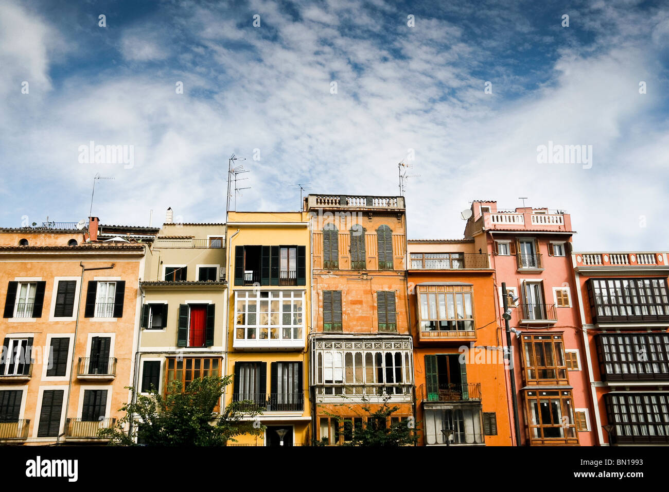 Los coloridos edificios en el Casco Antiguo de Palma de Mallorca Foto de stock